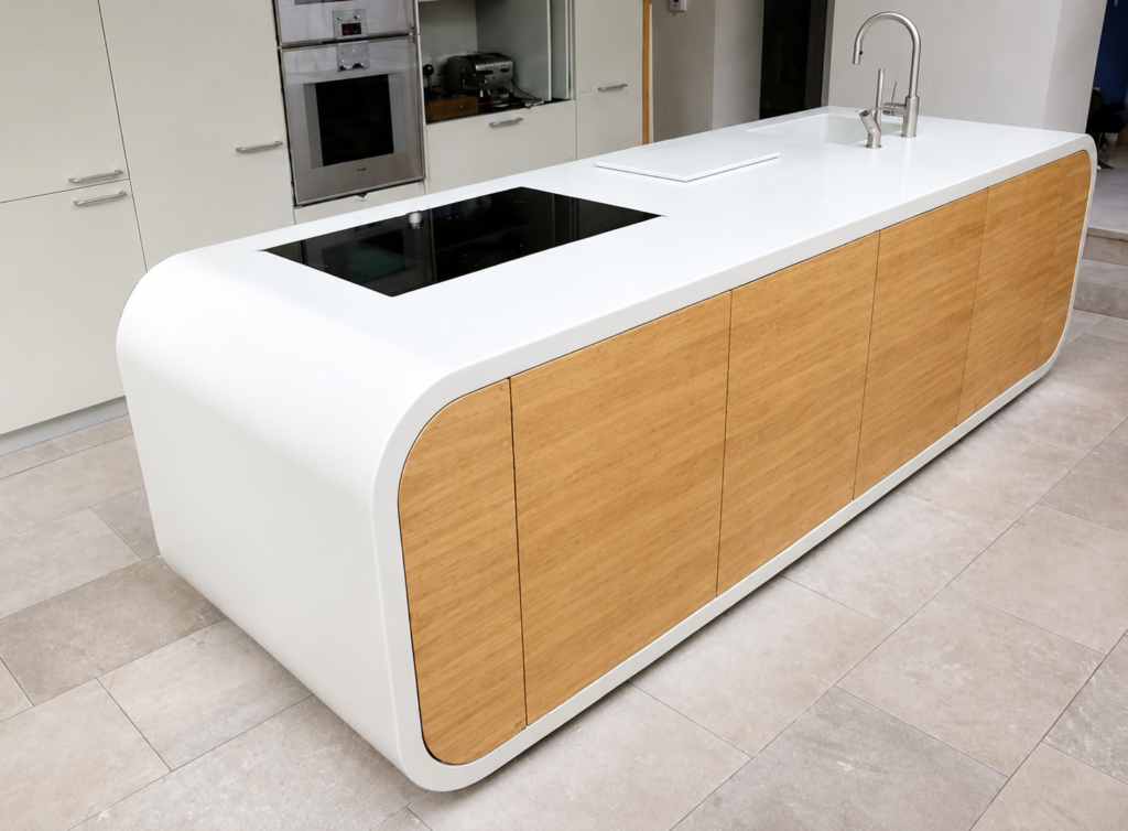 Isla de cocina con encimera continua en Solid Surface y frentes en madera
