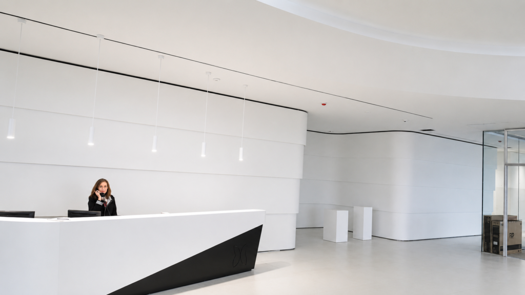 Recepción con mostrador y paredes en Solid Surface — Fábrica Sesderma