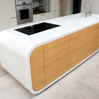 Isla de cocina con encimera continua en Solid Surface y frentes en madera