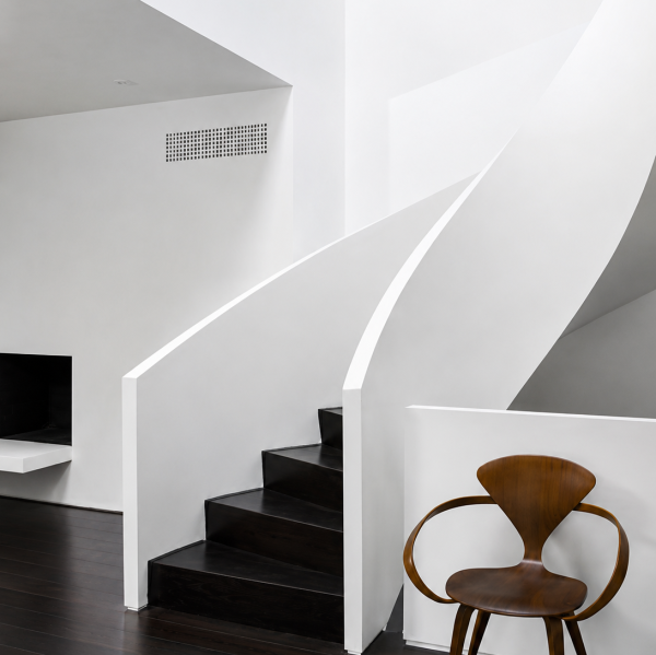 Escalera curva y revestimiento de pared en Solid Surface