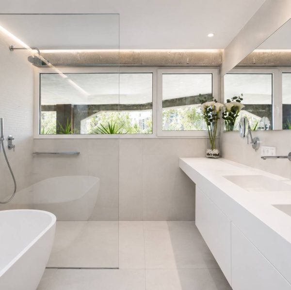 Lavabo y encimera INNOVA en Solid Surface, pieza continua