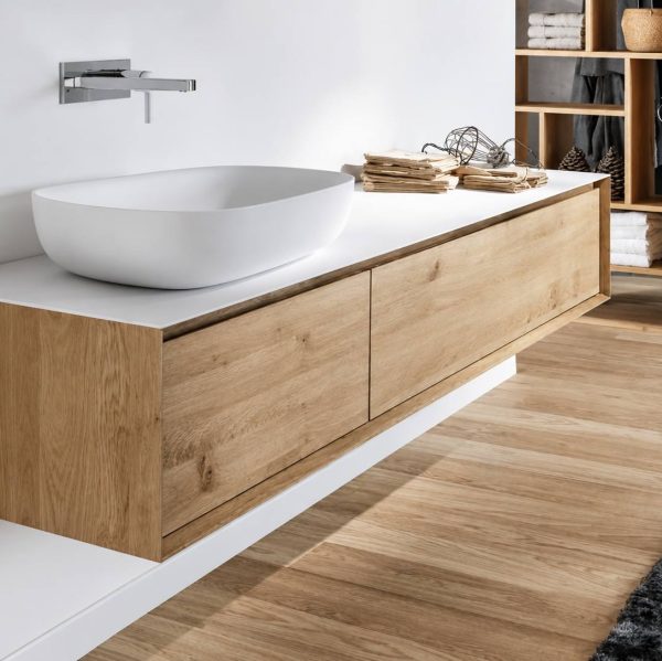 Mueble con lavabo integrado en Solid Surface sobre roble